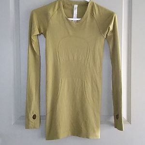 Lululemon swiftly tech shirt sz 2